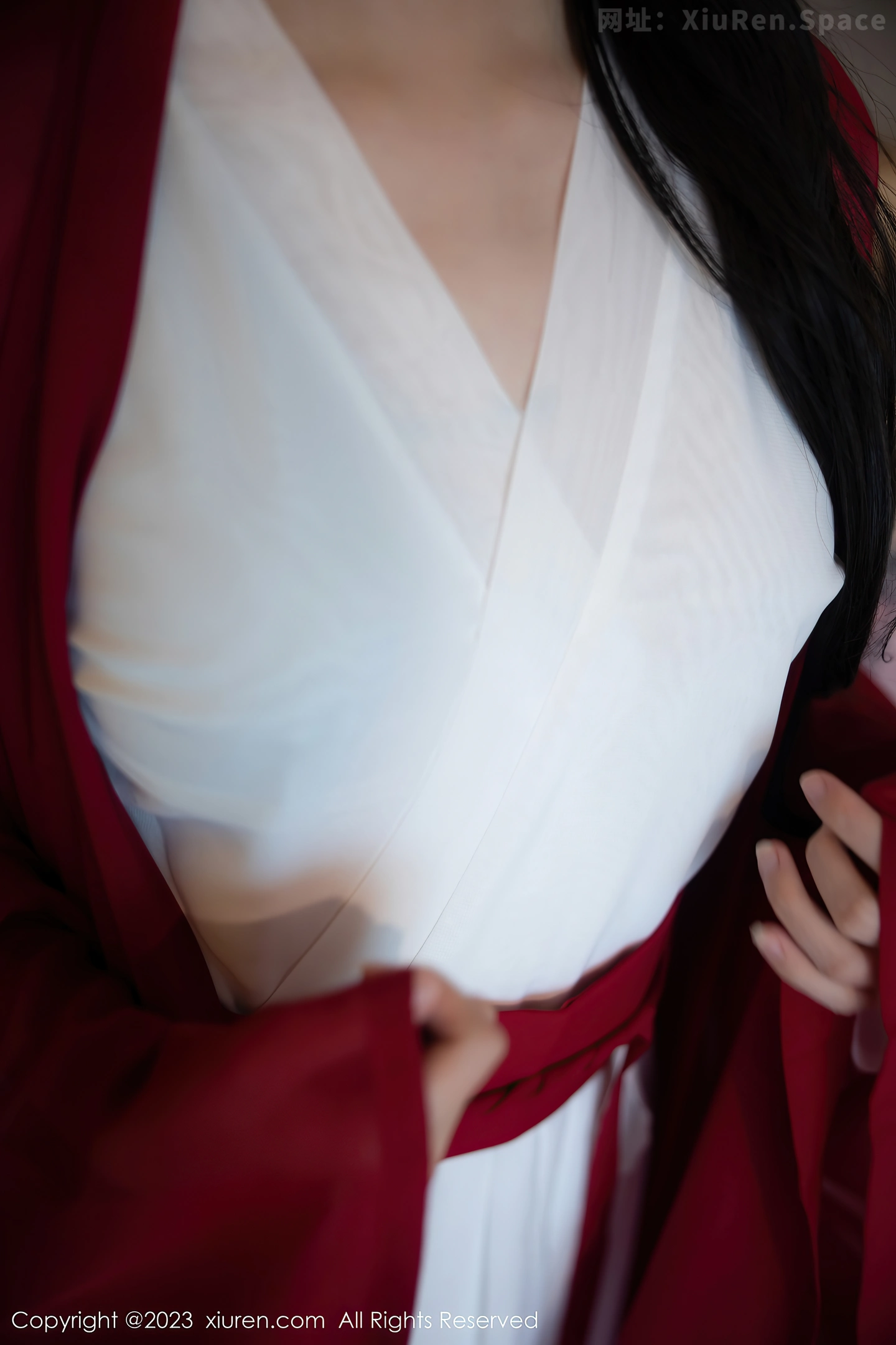 图片[2]-[XiuRen秀人网]VOL.7192 模特幼幼私房古风场景性感红色古装服半脱秀完美身材诱惑写真92P-秀人网官方网站